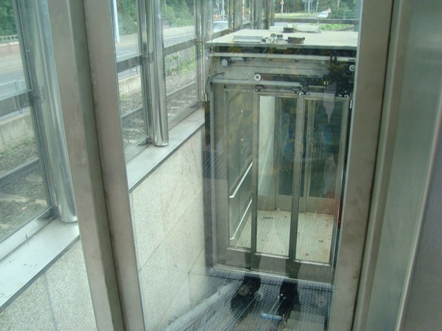 駅備え付けのエレベータは、まるでケーブルカーのようなスタイル。